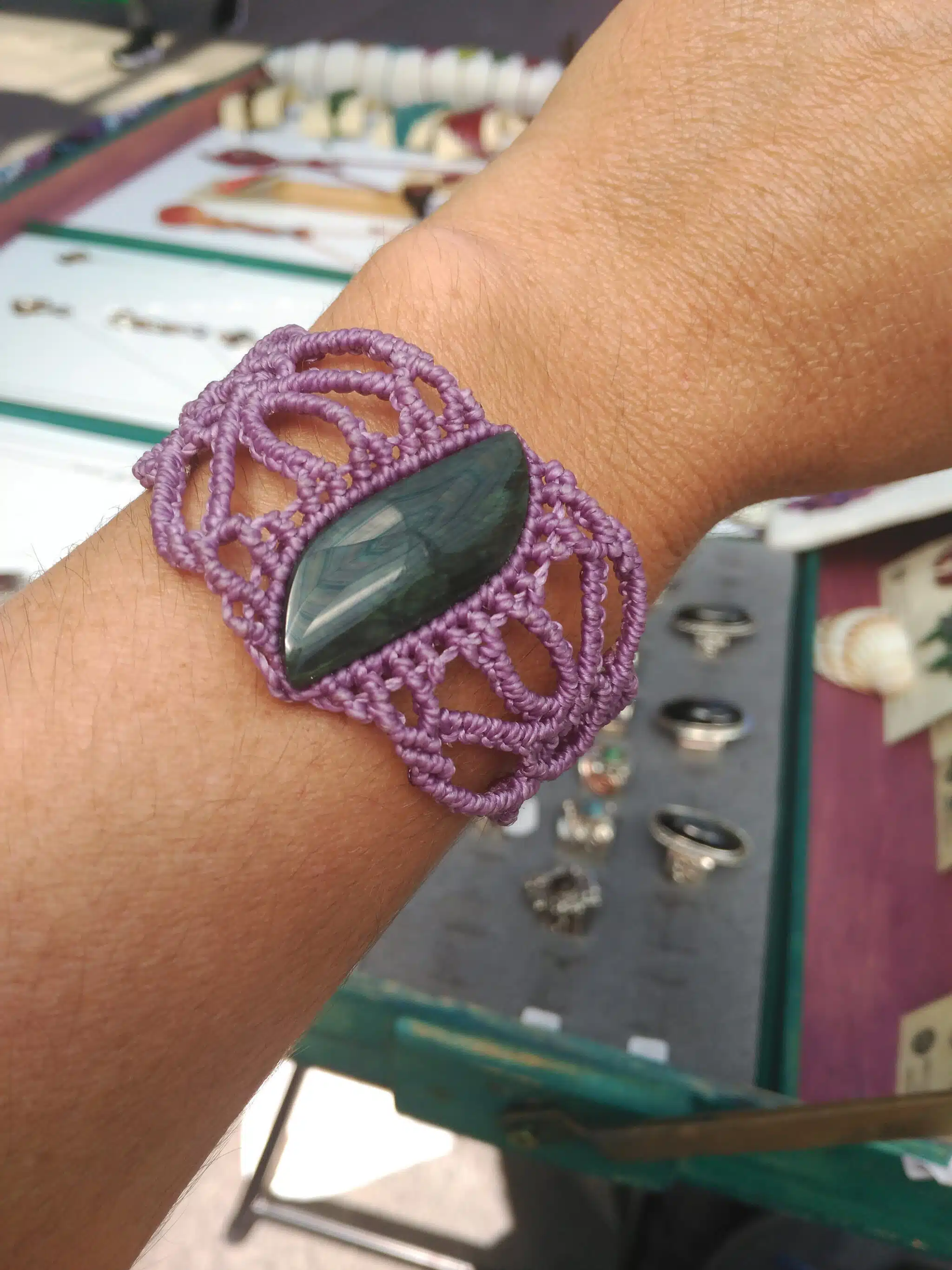Pulsera de macramé con obsidiana en color púrpura - Imagen 6