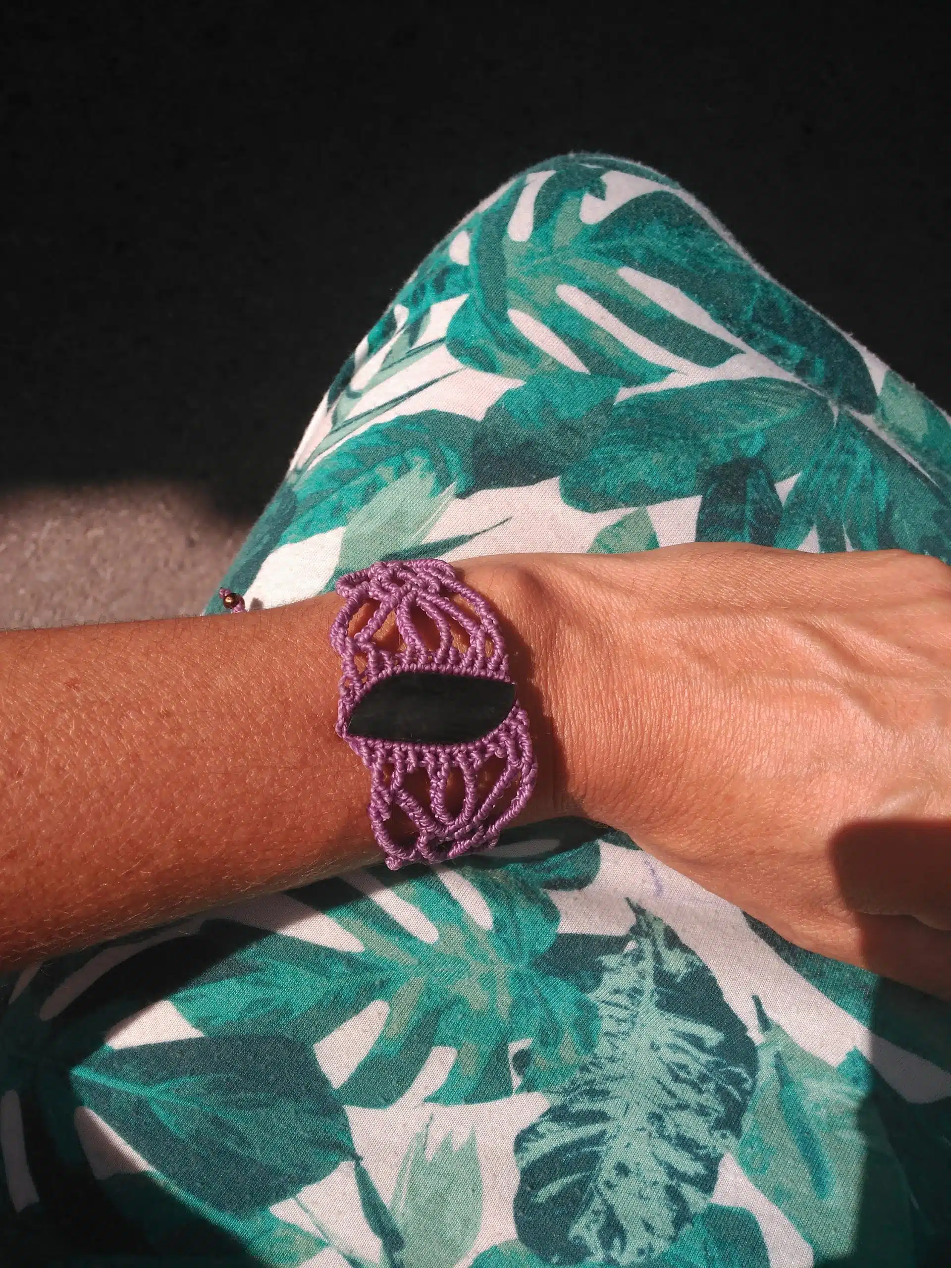 Pulsera de macramé con obsidiana en color púrpura - Imagen 5