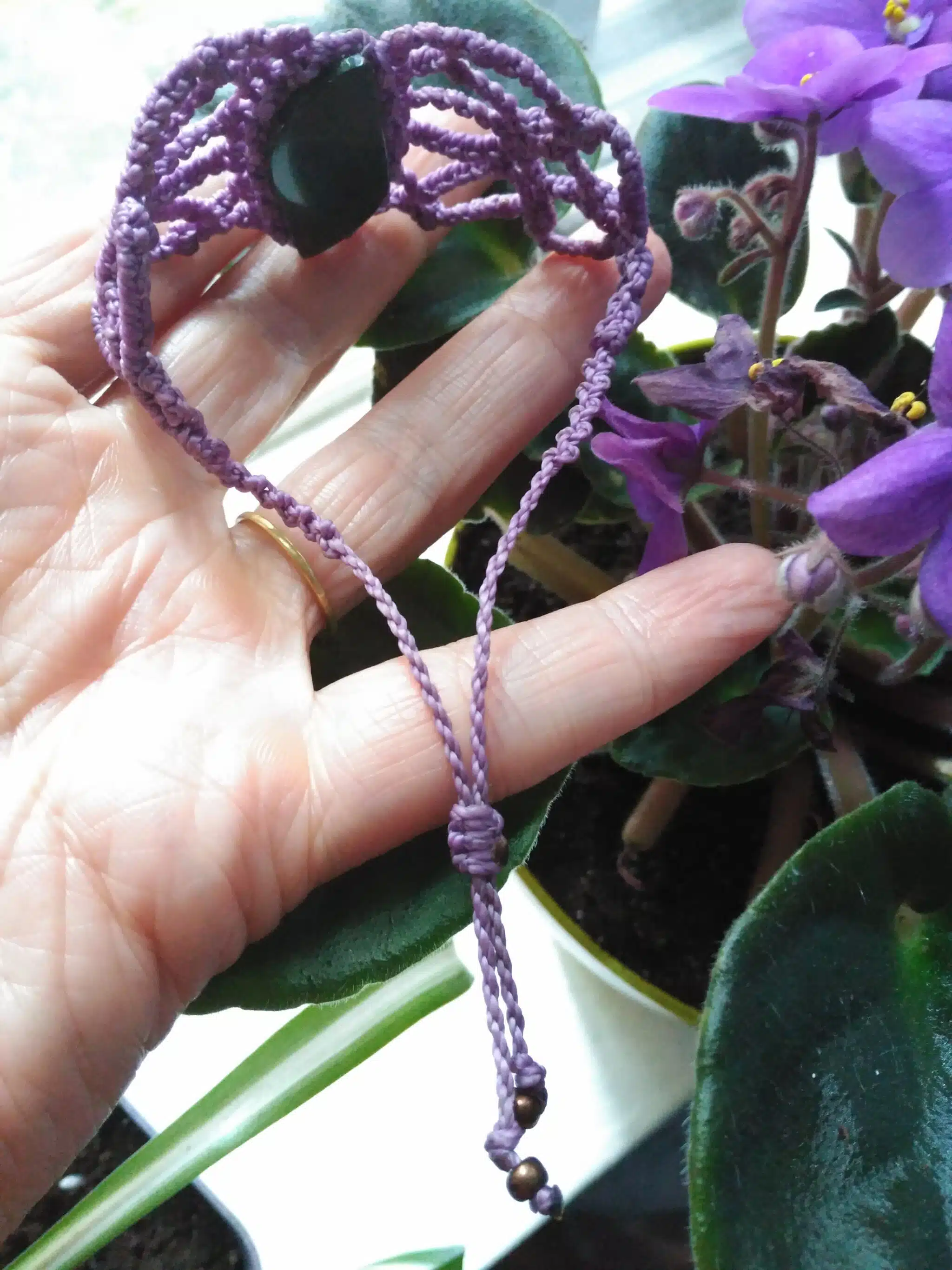 Pulsera de macramé con obsidiana en color púrpura - Imagen 9