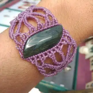 Pulsera de macramé obsidiana púrpura. pulsera hecha a mano. pulsera de macramé. Pulsera de obsidiana. Es único. Joyería artesanal. Joyería Boho
