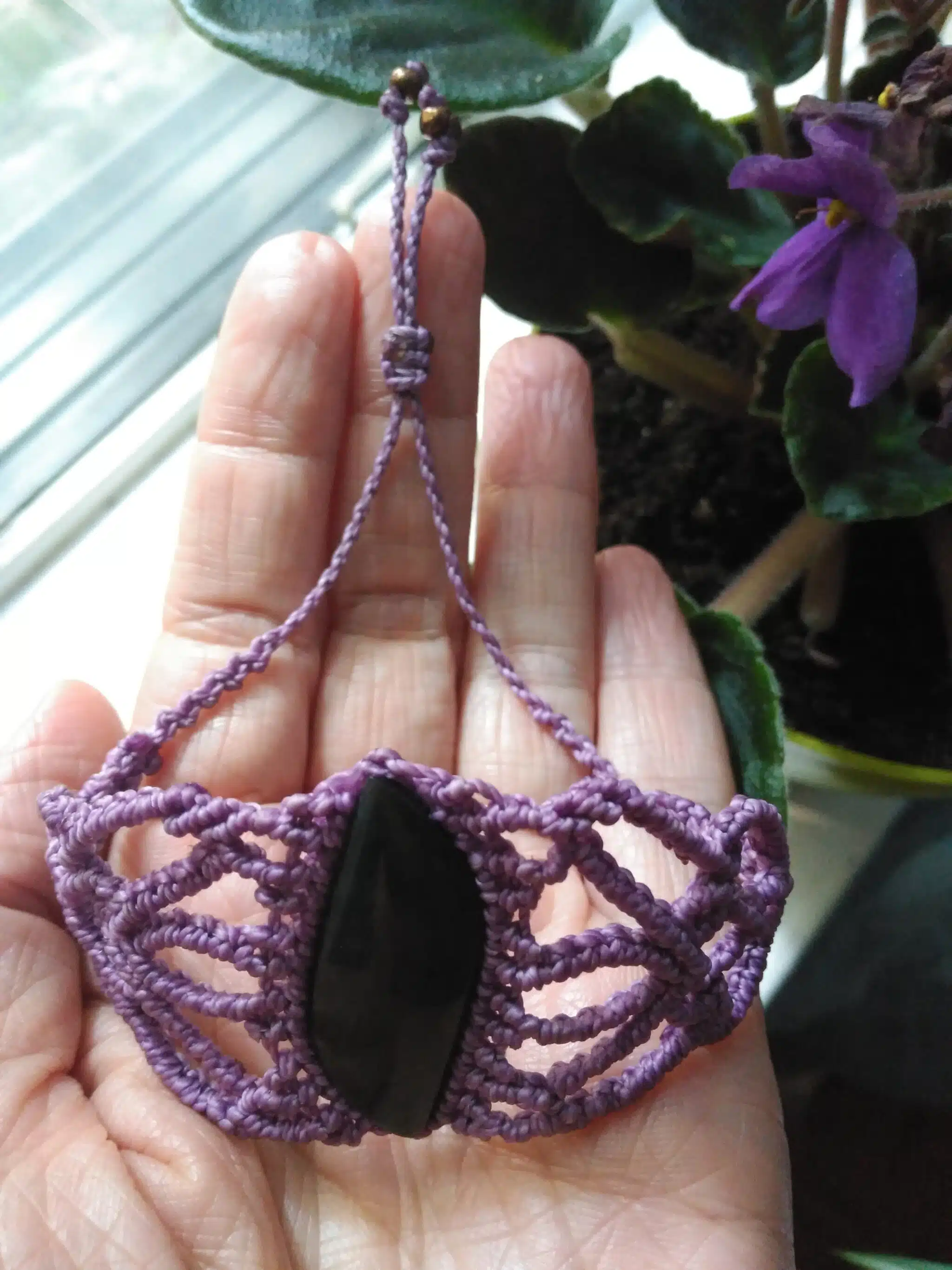 Pulsera de macramé con obsidiana en color púrpura - Imagen 10