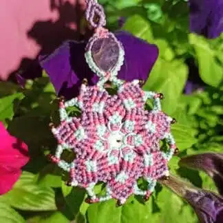 collar mandala lila con amatista. Collar macramé. Collar Mandala. Collar de amatista. Piedra preciosa. Joyería artesanal. Collar Boho. Joyería bohemia