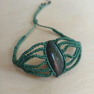Obsidian Unique Macrame Bracelet in green color. handmade bracelet. macrame bracelet. Obsidian bracelet. One-of-a-kind. Artisan jewelry. Boho jewelry