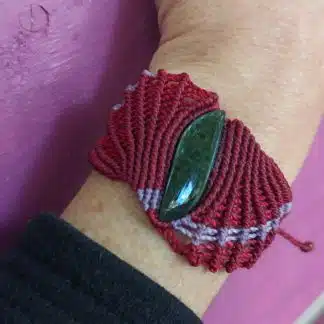 Pulsera de Macramé Rojo Obsidiana. Pulsera de obsidiana. pulsera de macramé. Hecho a mano. Pulsera única. Pulsera de piedra preciosa. Pulsera roja. Joyería artesanal. Boho. Joyería bohemia