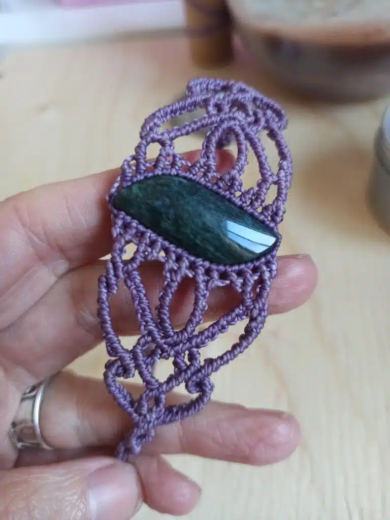 Pulsera de macramé con obsidiana en color púrpura - Imagen 3