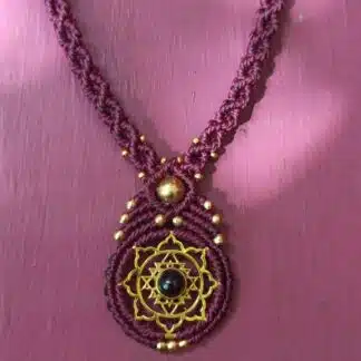 FLORECER Collar de macramé de ónix negro con diseño de latón sri yantra