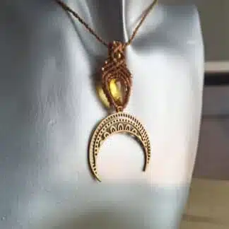 Lune de oro. Collar macramé. Colgante Macramé con ámbar. collar de macramé con diseño de latón oon, joyería Boho. Espiritual. artesano. hecho a mano