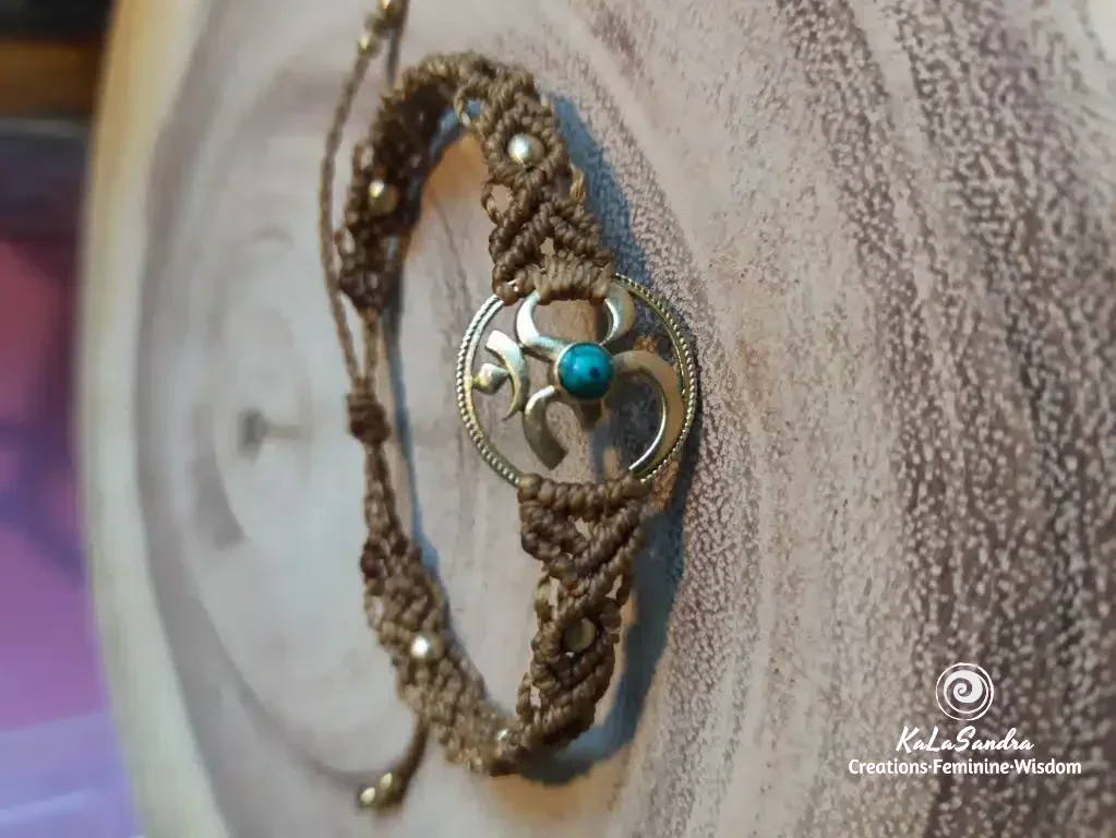 OM Pulsera de macramé con turquesa hecha a mano en diseño de metal de latón - Imagen 2