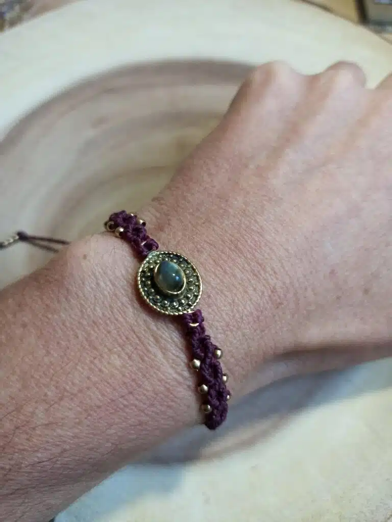 Pulsera macramé LABRADORITA hecha a mano en color CEREZA OSCURO - Imagen 12