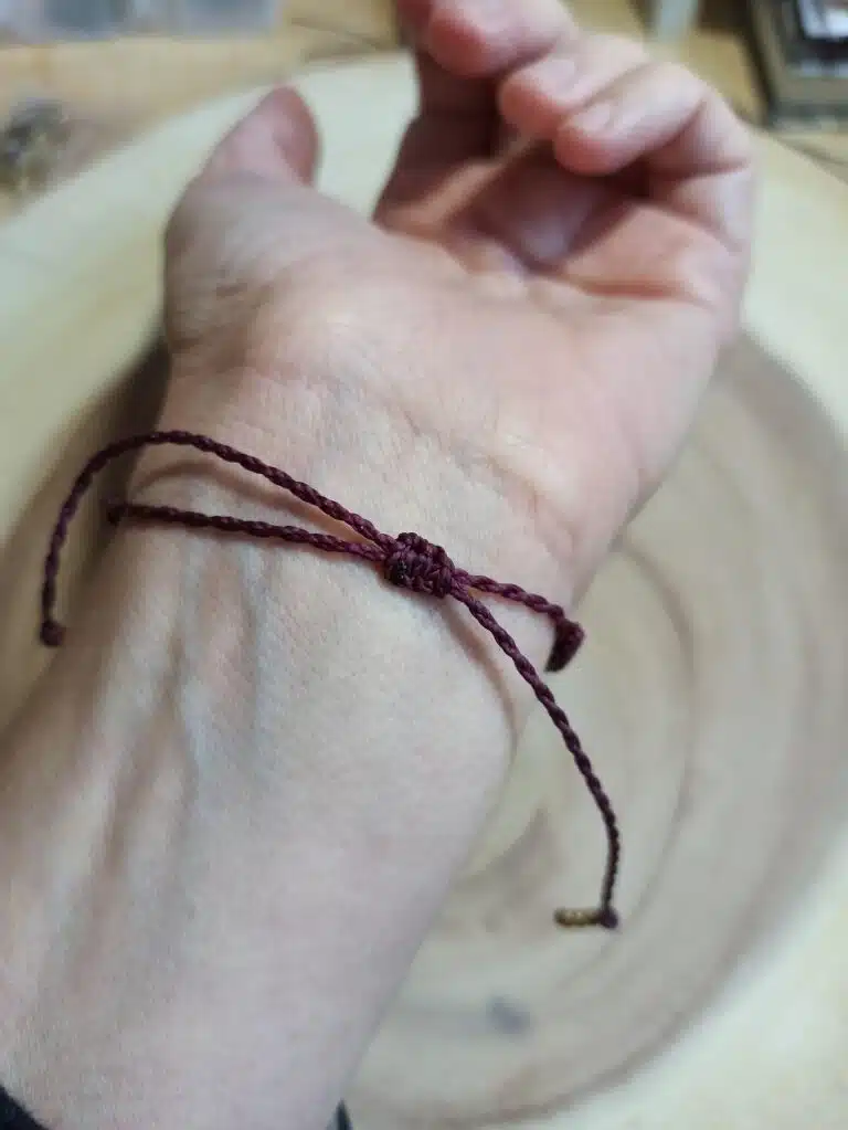 Pulsera macramé LABRADORITA hecha a mano en color CEREZA OSCURO - Imagen 11