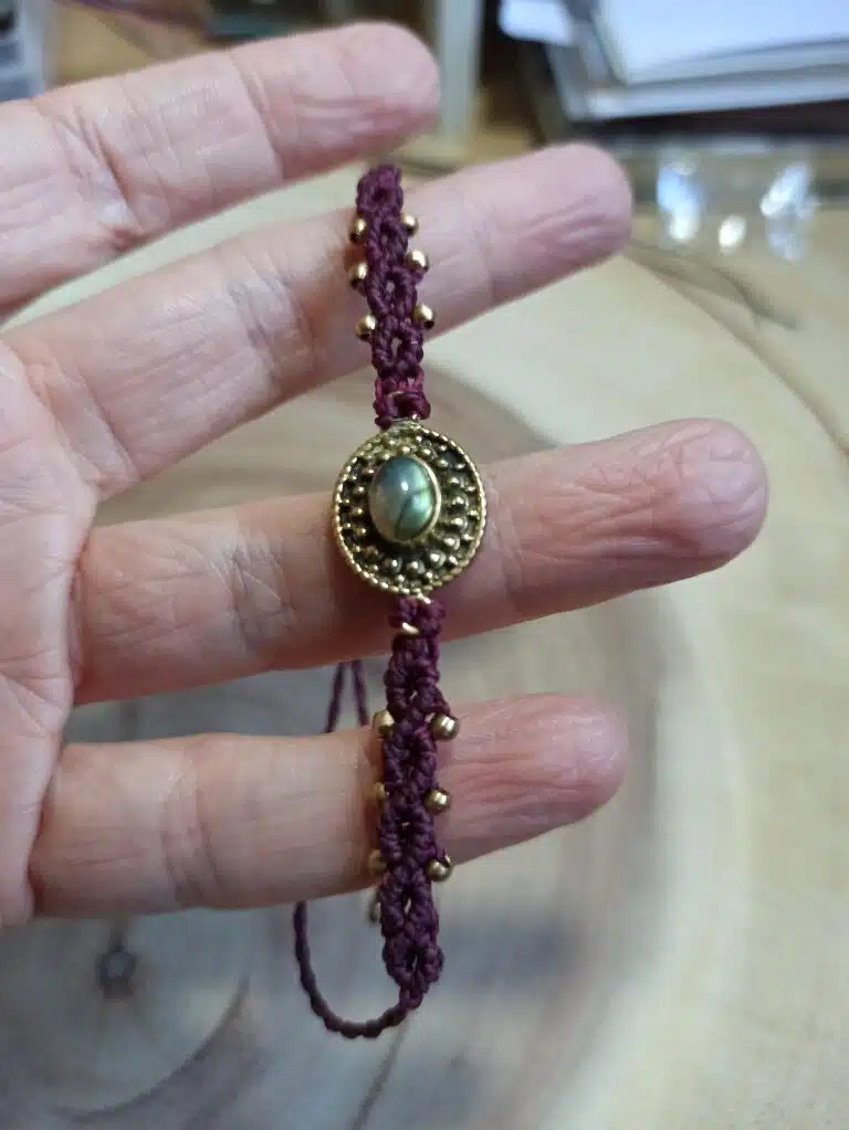 Pulsera macramé LABRADORITA hecha a mano en color CEREZA OSCURO - Imagen 4