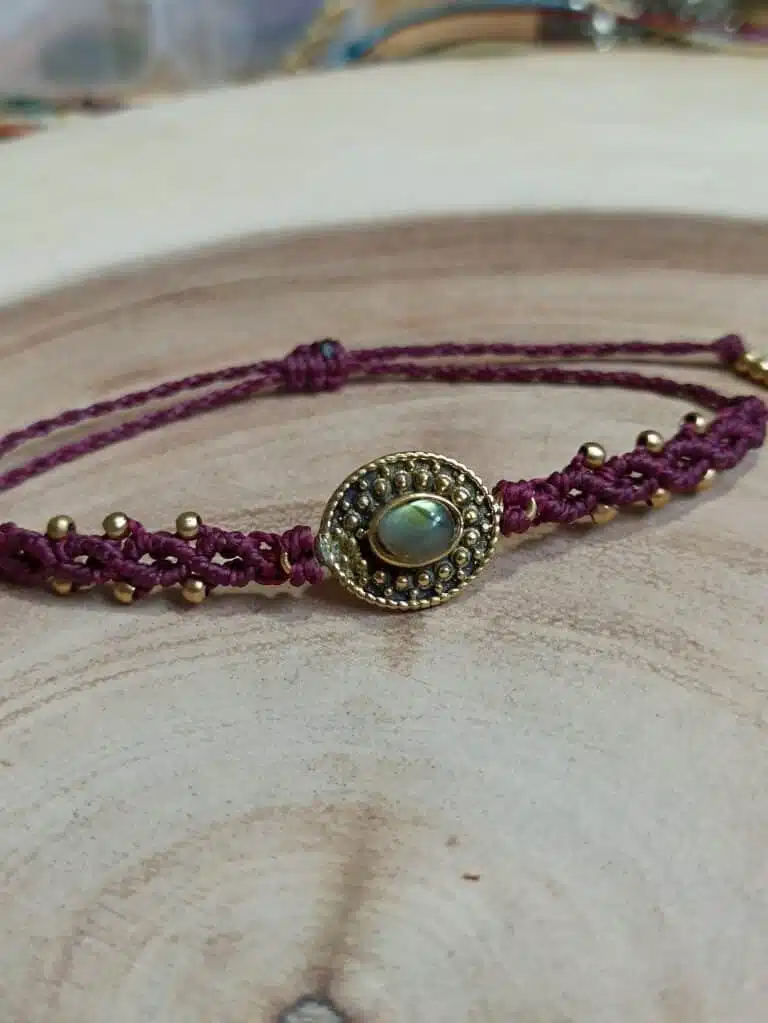 pulsera macrame de labradorita hecha a mano, color cereza oscuro, ajustable, artesanal, única