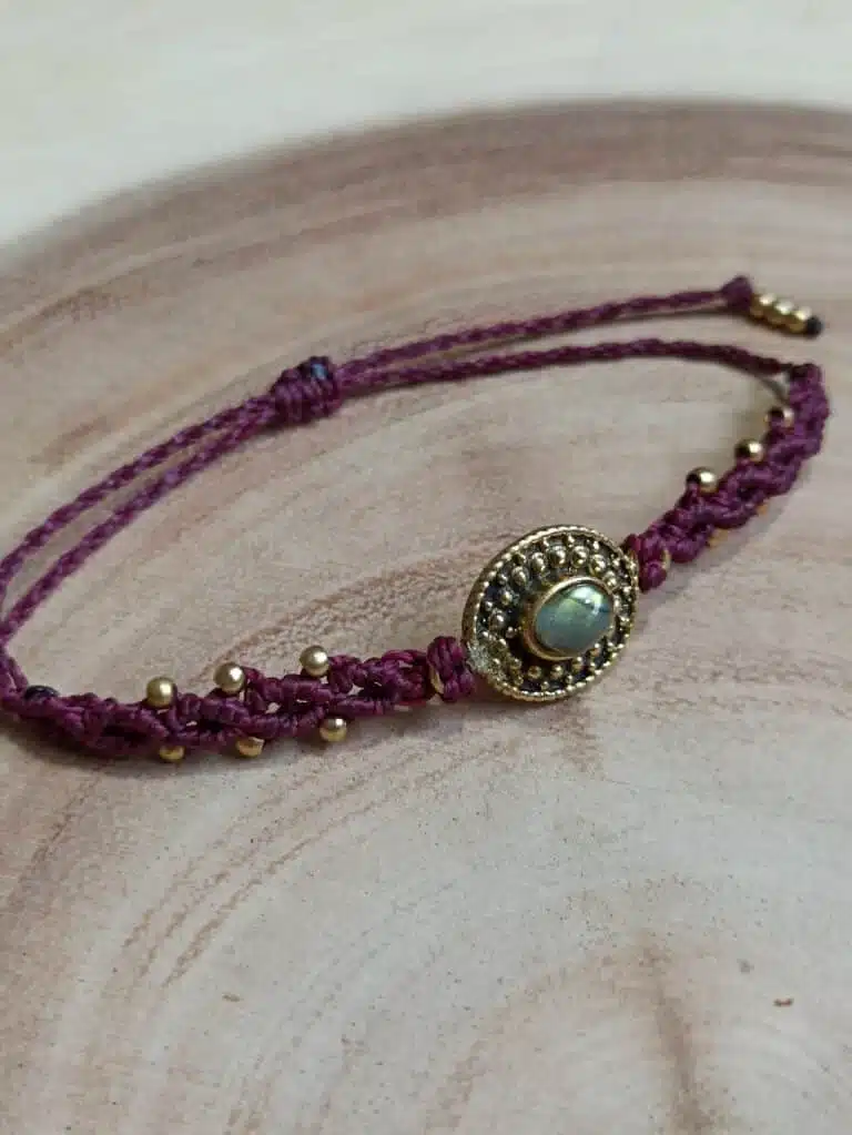 Pulsera macramé LABRADORITA hecha a mano en color CEREZA OSCURO - Imagen 3