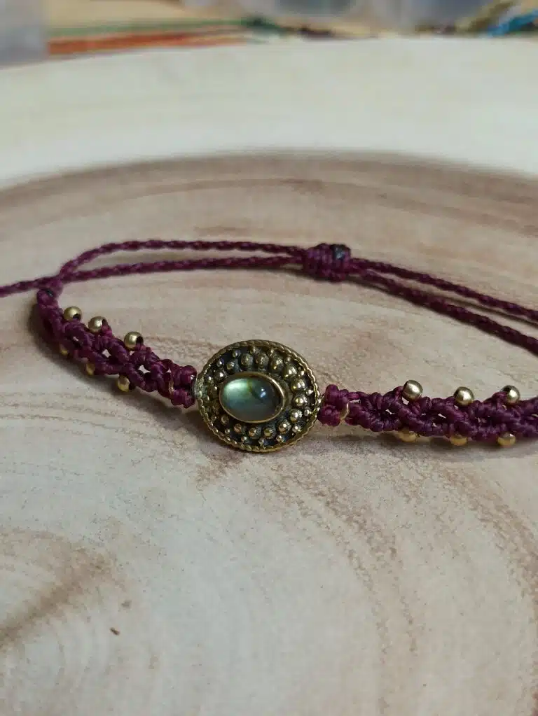 Pulsera macramé LABRADORITA hecha a mano en color CEREZA OSCURO - Imagen 2
