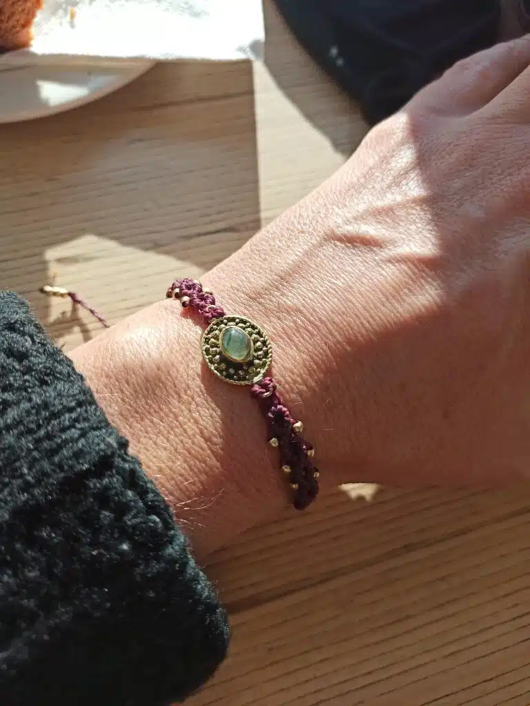Pulsera macramé LABRADORITA hecha a mano en color CEREZA OSCURO - Imagen 6