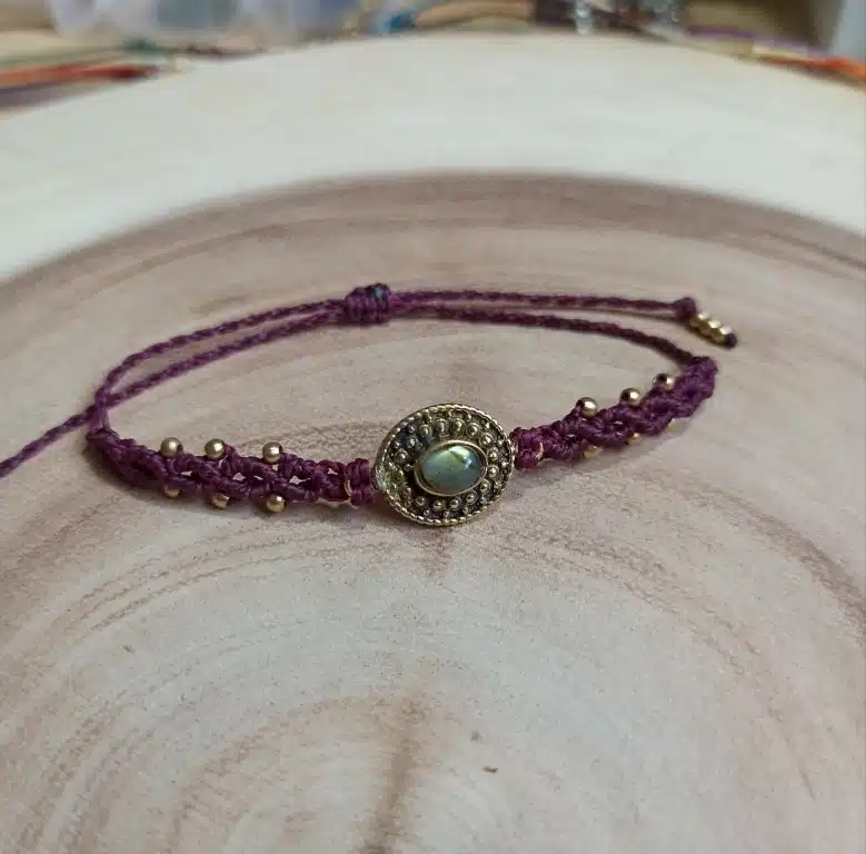 Pulsera macramé LABRADORITA hecha a mano en color CEREZA OSCURO - Imagen 5