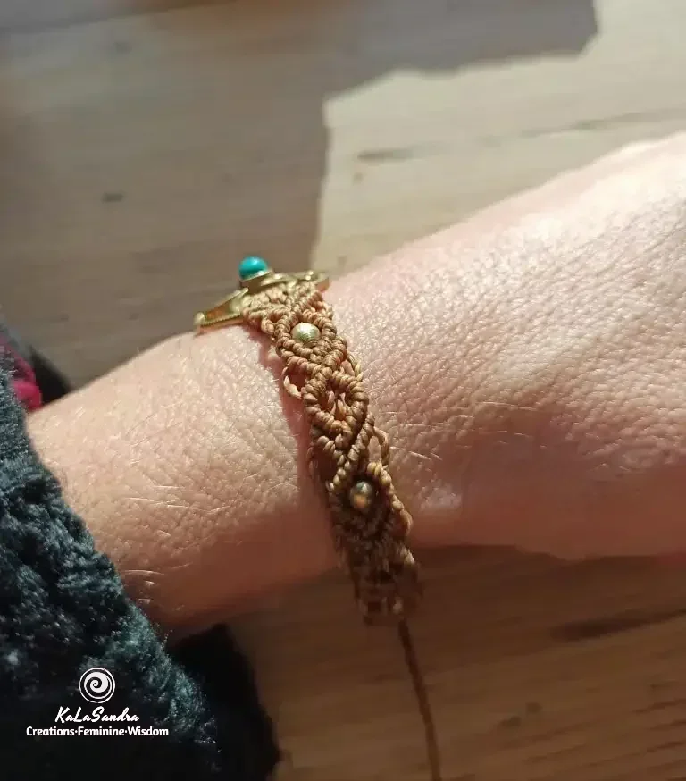 OM Pulsera de macramé con turquesa hecha a mano en diseño de metal de latón - Imagen 4