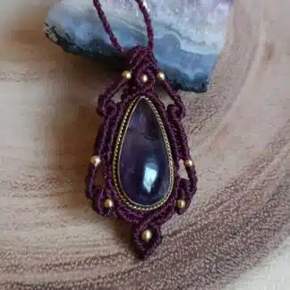 colgante de macrame de amatista hecho a mano. Joyería artesanal. Bohemio. único. Hecho a mano. Joyería de piedras preciosas