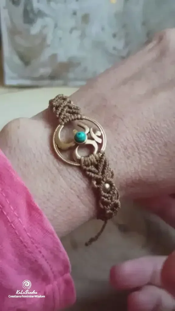 OM Pulsera de macramé con turquesa hecha a mano en diseño de metal de latón - Imagen 3