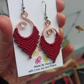 AURA, PENDIENTES DE MACRAMÉ ROJO. PENDIENTES ARTESANALES, BOHO. CREACIONES DE KALASANDRA